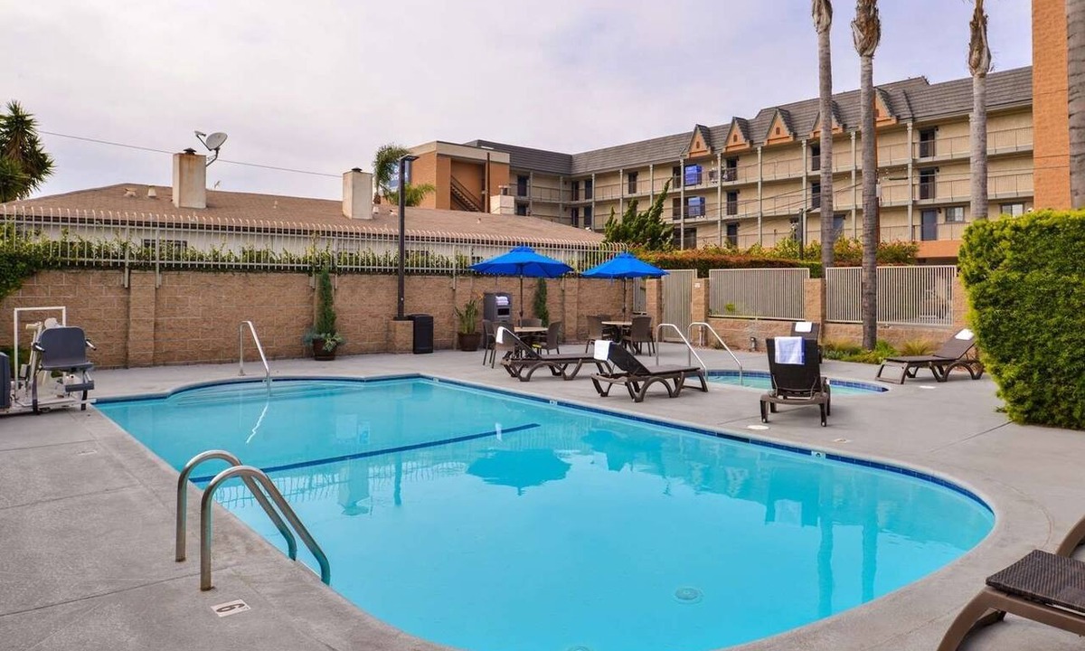 Inglewood Hotel | 1 King Bed | Near LAX & SoFi Stadium | Gateway to LA Attractions