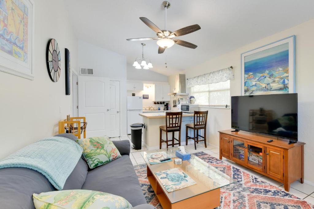 Laurel Apartment | < 1 Mi to Nokomis Beach: Tranquil Couple’s Retreat