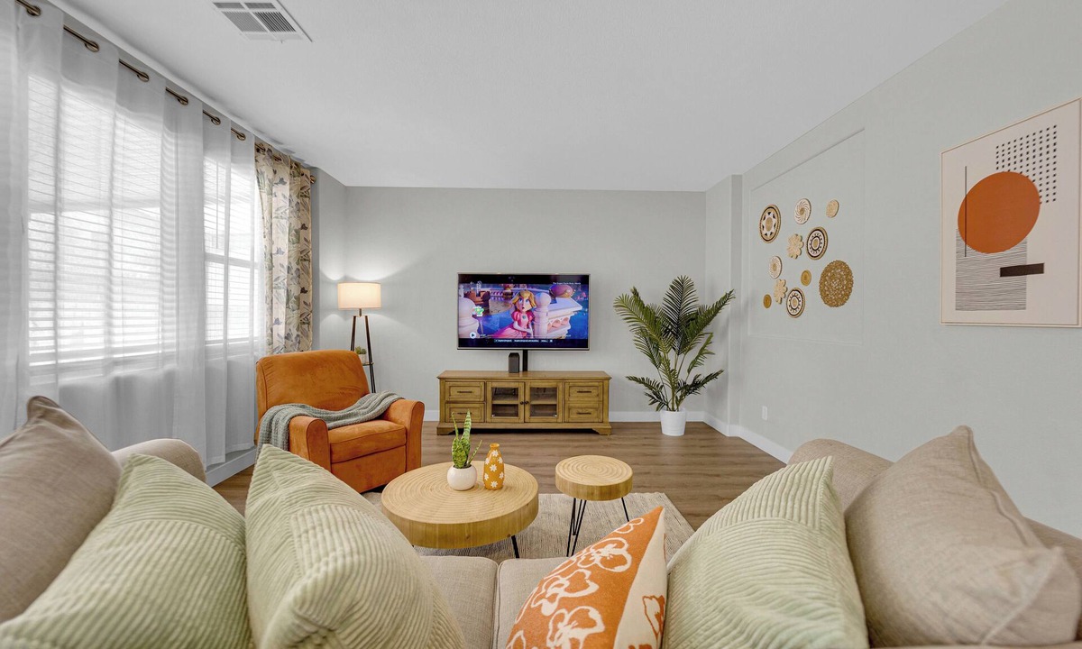 Enterprise House | 10 mins to Strip! 5BR 2.5BA Spacious 2 Story House 16 Sleep 1st Floor Bedroom