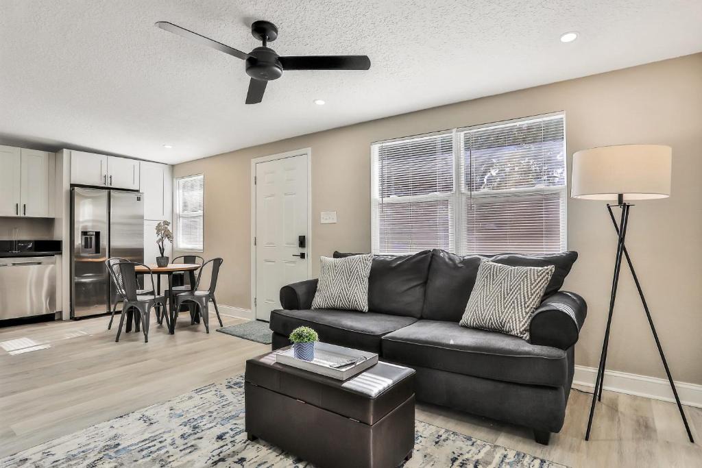Oak Haven Apartment | 1st floor, 1 bedroom - Villa on a shaded street