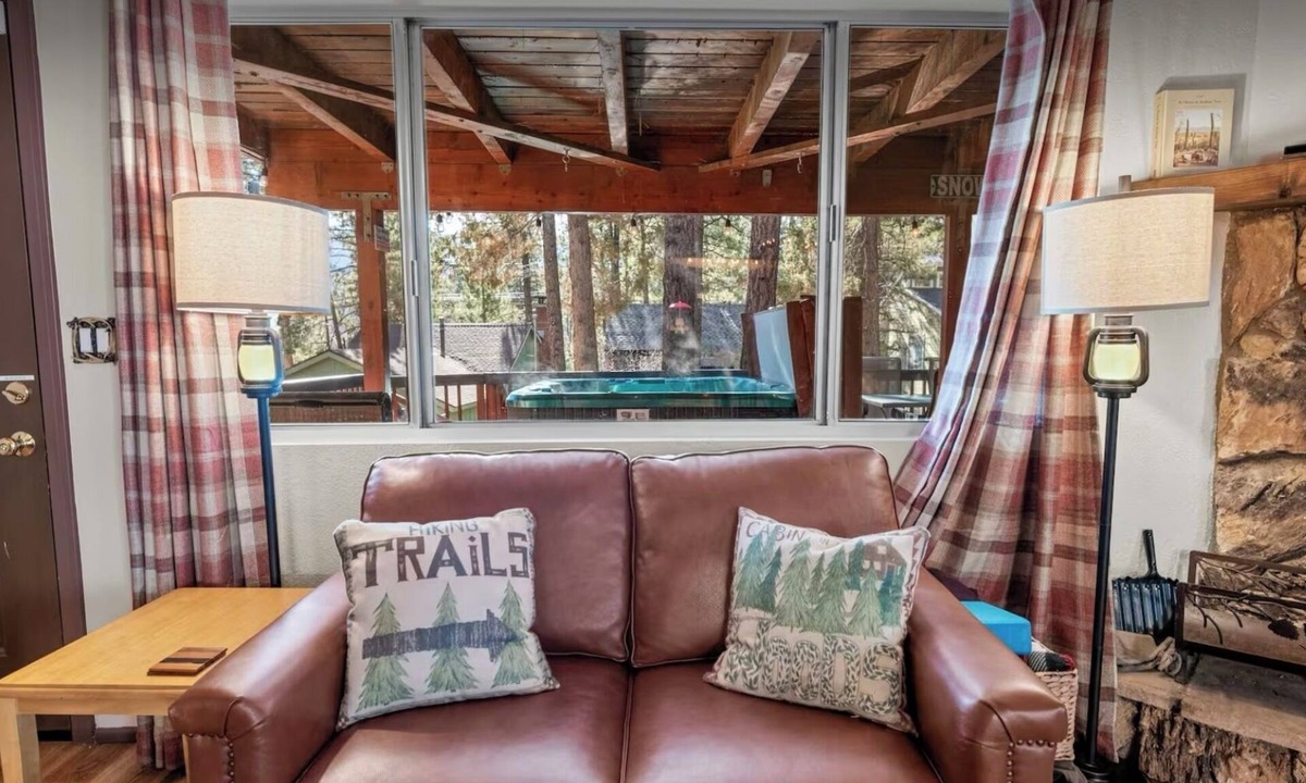 Big Bear Lake House | 2 Bed 1.5 Bath Cabin. Spa, Fireplace, Dogs Welcome