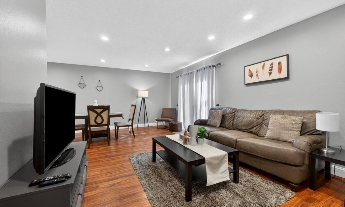 St. Louis Apartment | 2-bedroom condo in serene Creve Coeur