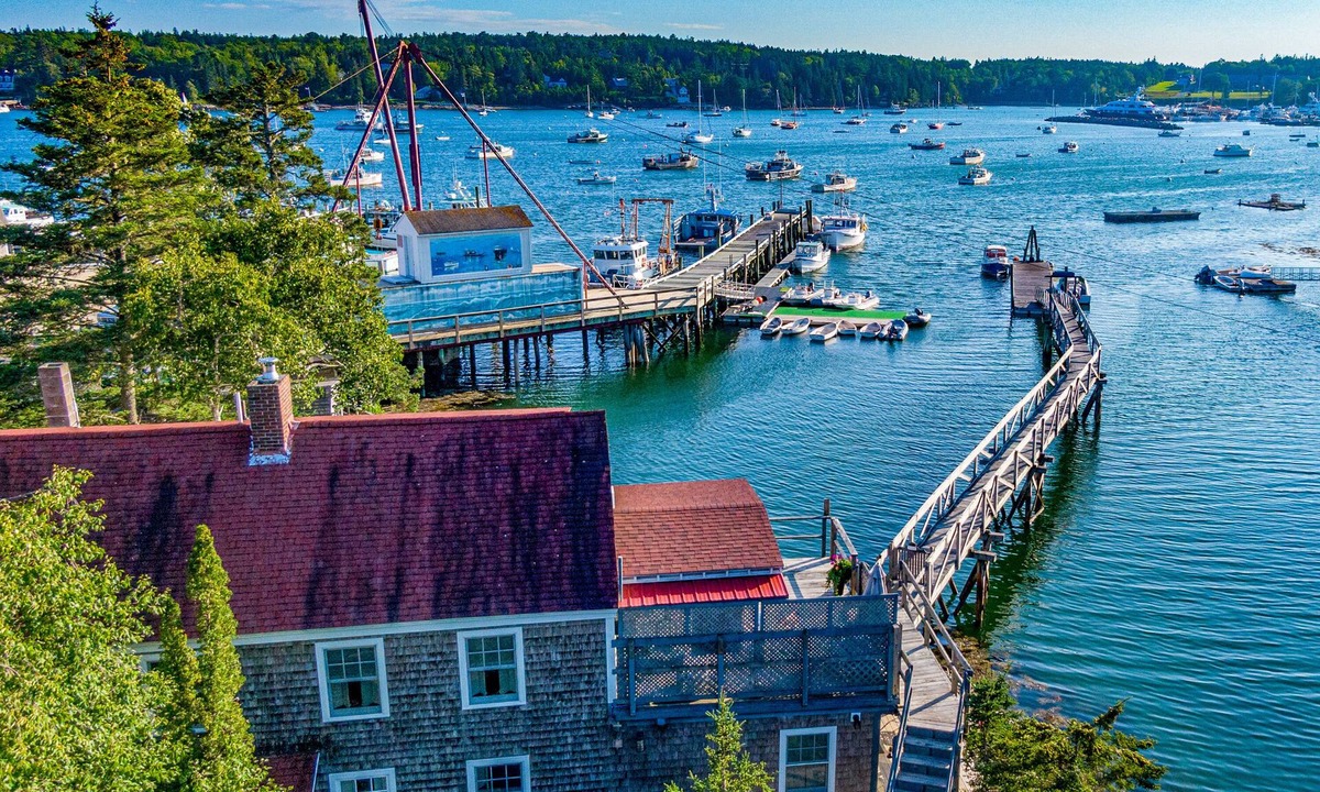 Manset Apartment | 2 BR On The Water in a 1830s Dockhouse! [Main Sul]