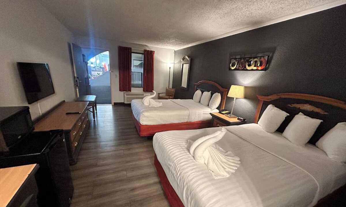 Mattoon Hotel | 2 Comfortable Mattoon Rooms | Arcade & Parks Nearby | Free Breakfast