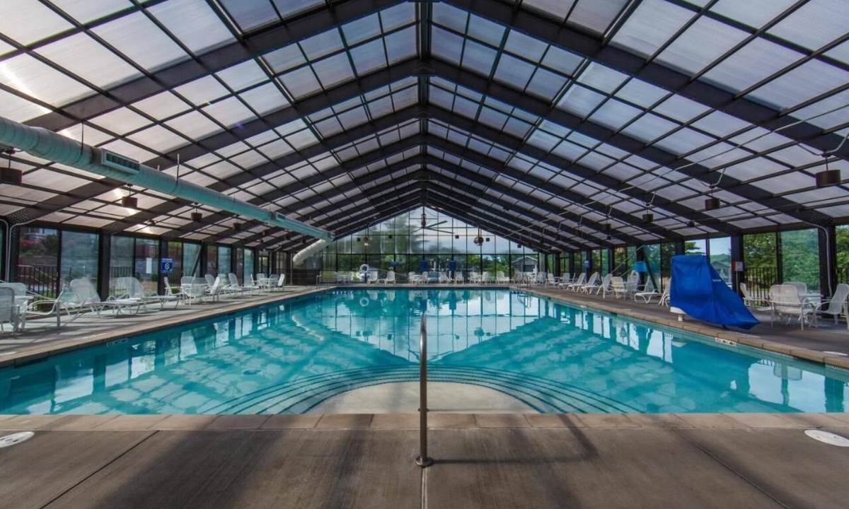 Branson House | 2 Comfortable Units with Balcony! Kitchen, Indoor and Outdoor Pool!