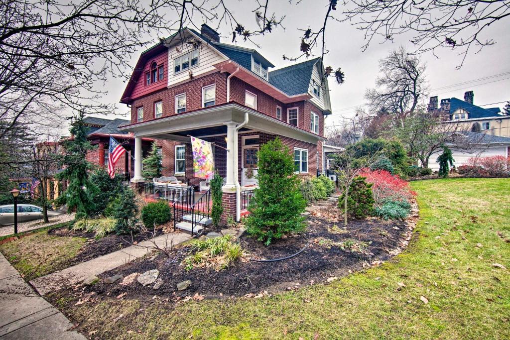 Reading House | 2 Mi to Reading Pagoda: Spacious Home w/Deck!