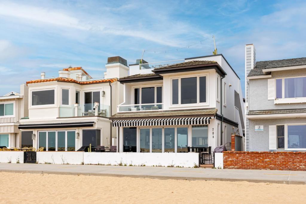 Balboa Peninsula Apartment | 204 E Oceanfront