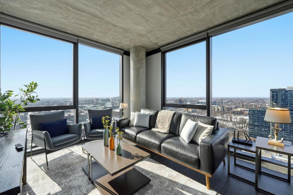 West Loop Apartment | 2BR Designer Loft Modern Luxe in City Center