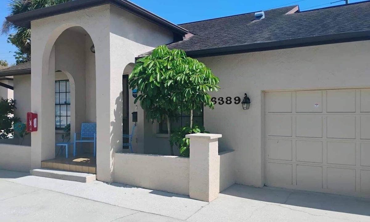 Gulf Gate Estates House | 2BR Near Siesta Key Beach Walk to Gulf Gate Best Location, Walk everywhere