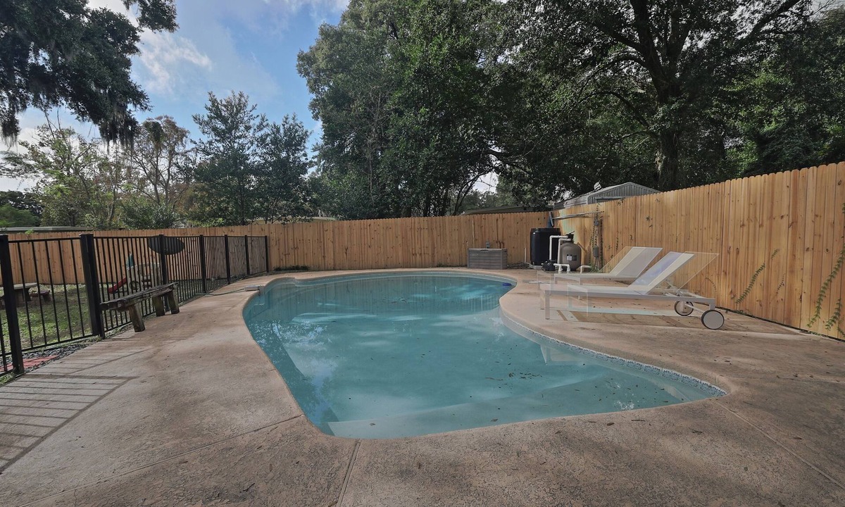 Arlington House | 3 Bdrm 2 Bath Pool home close to everything