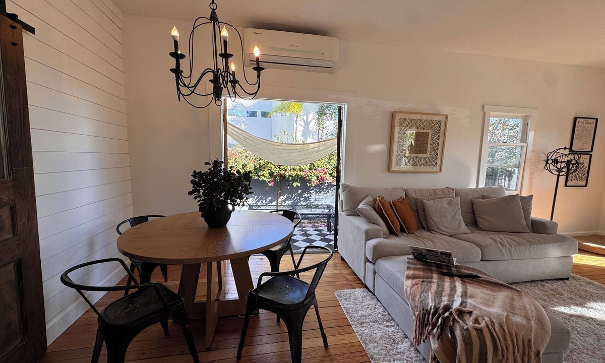 Floral Park House | 3 bedroom Farmhouse Comfort Stylish, Peaceful & Well-Equipped. Close to CHOC.