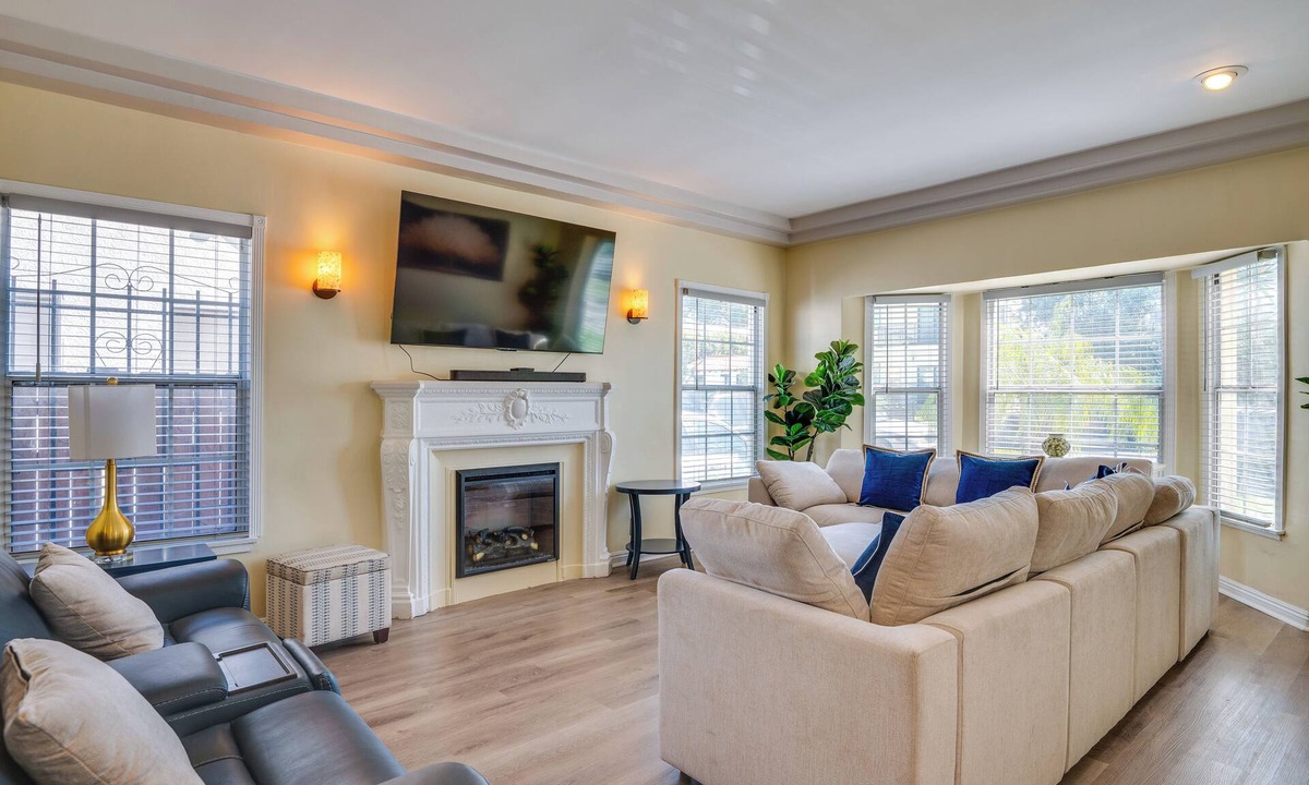 Crenshaw Apartment | 3 Mi to USC, 6 Mi to SoFi Stadium! Modern LA Apt
