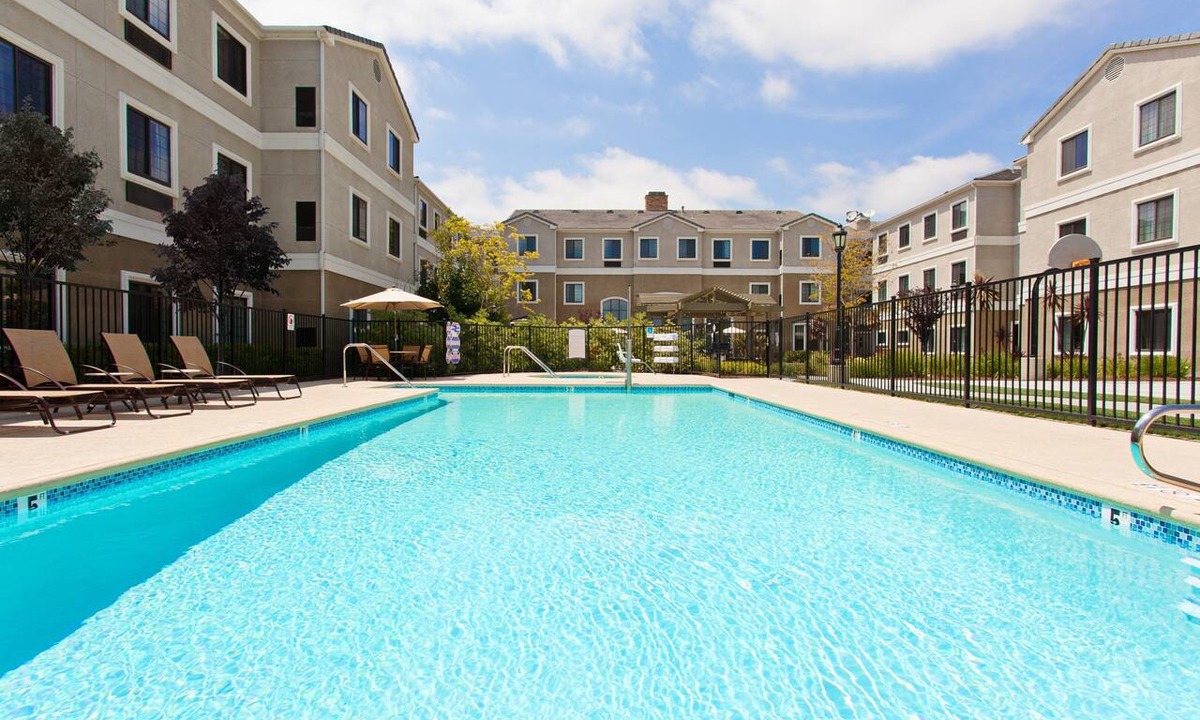 Lake Forest Apartment | 30 Min to Disney! Outdoor Pool & Hot Tub. Free Breakfast.