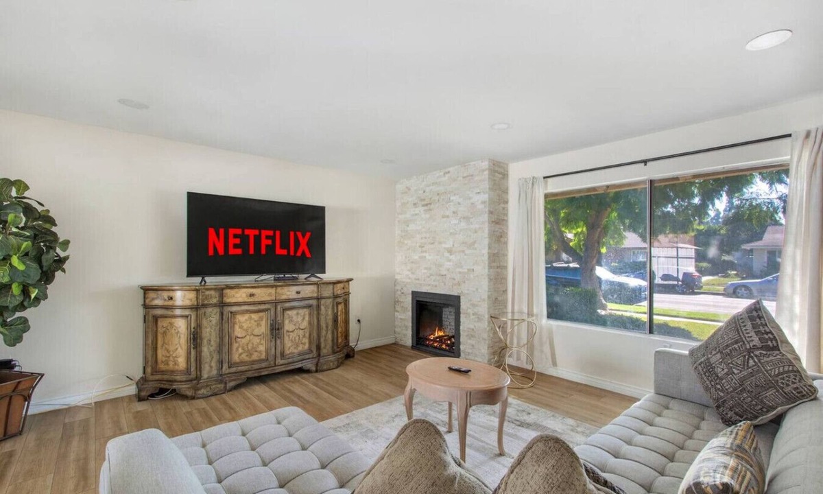 Santa Ana Apartment | 3Bd/2Bth Close To Shopping | Freeway | Theme Parks