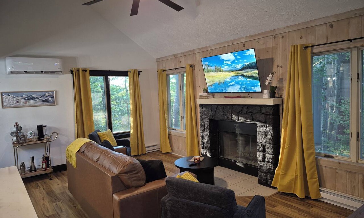 White Haven House | 3BR/2BA Ski In-Ski Out Trailside Retreat w/Hot Tub