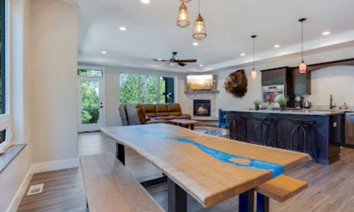 North Star Condo | 5 minute walk to downtown. Upscale alaskan decor.
