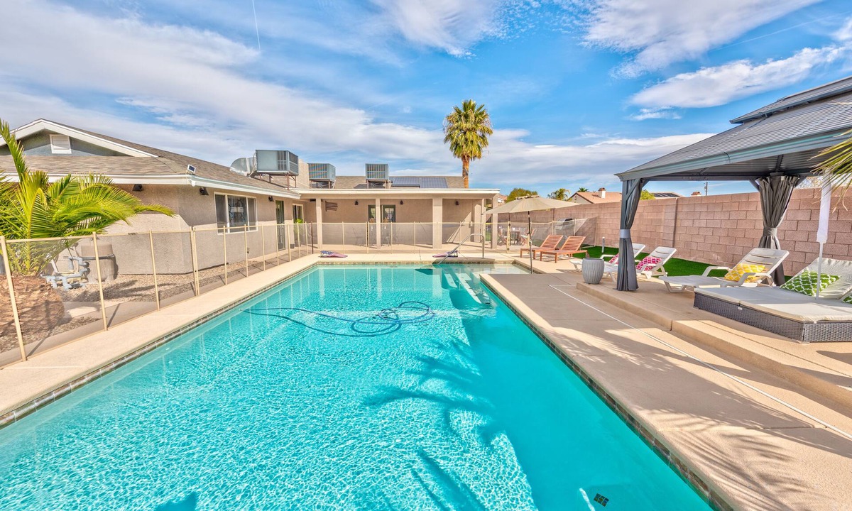 Enterprise Villa | 5 stars Villa! Modern! Central! Big Pool & Back Yard! Enjoy.