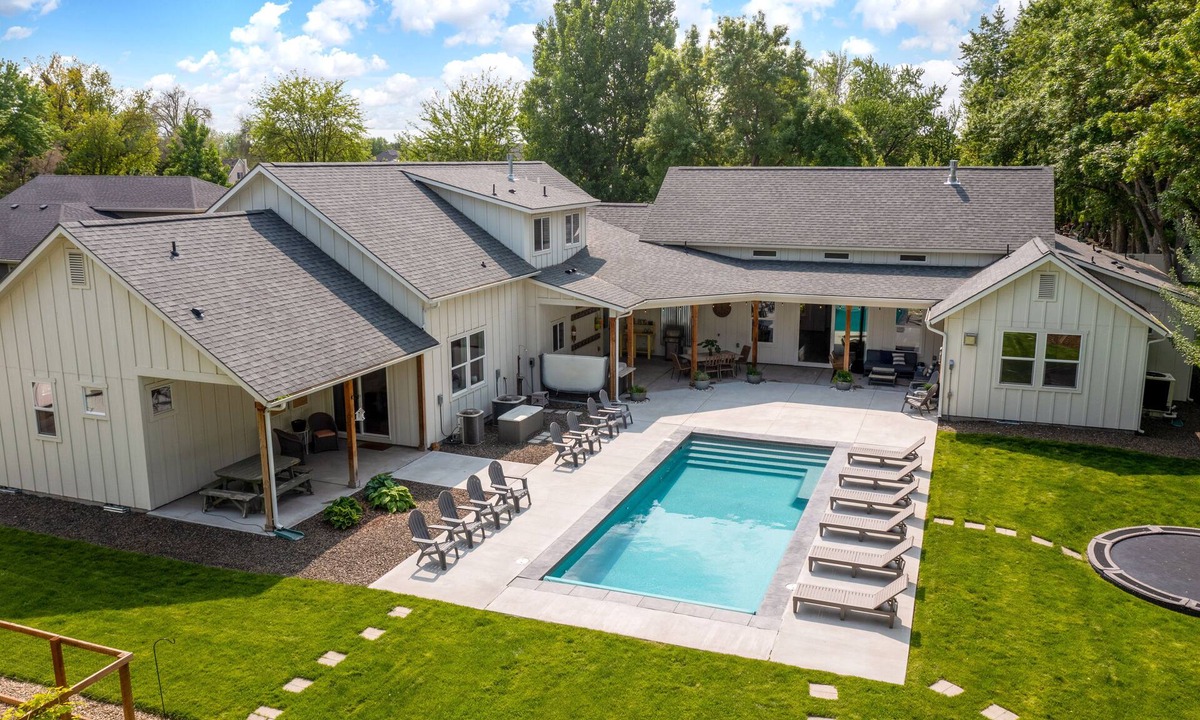 Maple Grove - Franklin House | 5BR Farmhouse w/Hot Tub, Seasonally Heated Pool & Huge Yard