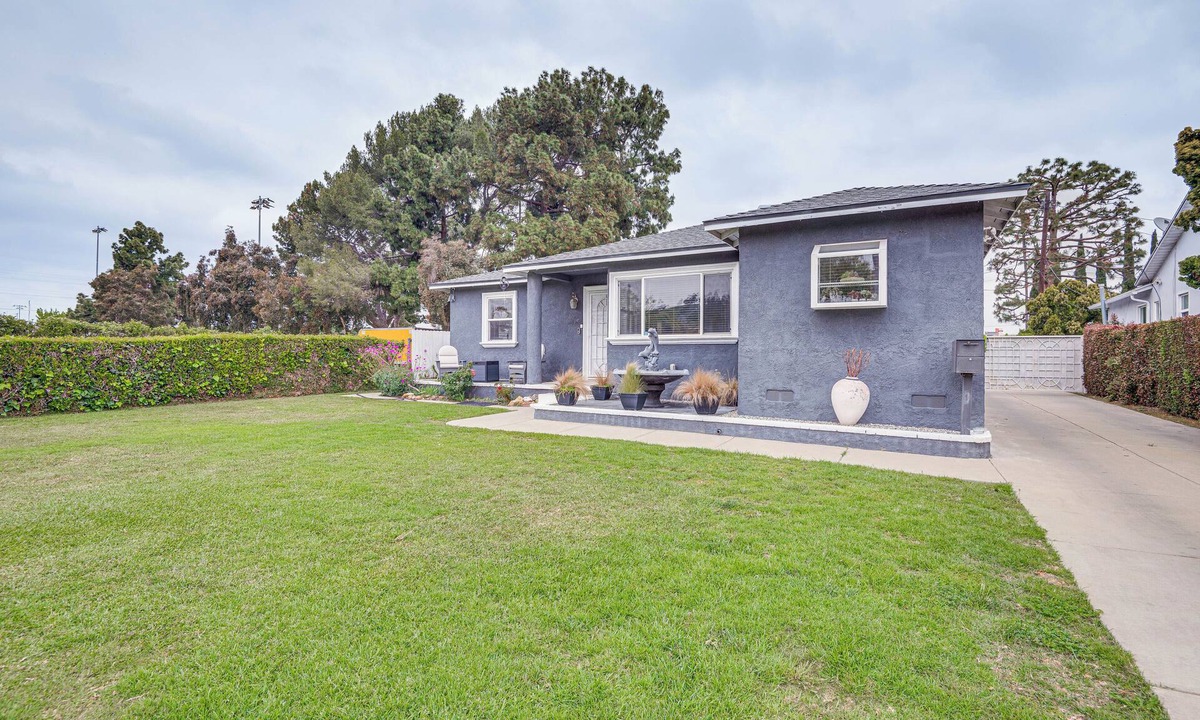 Baldwin Hills House | 8 Mi to Dtwn: Home w/Fireplace & Games in LA!