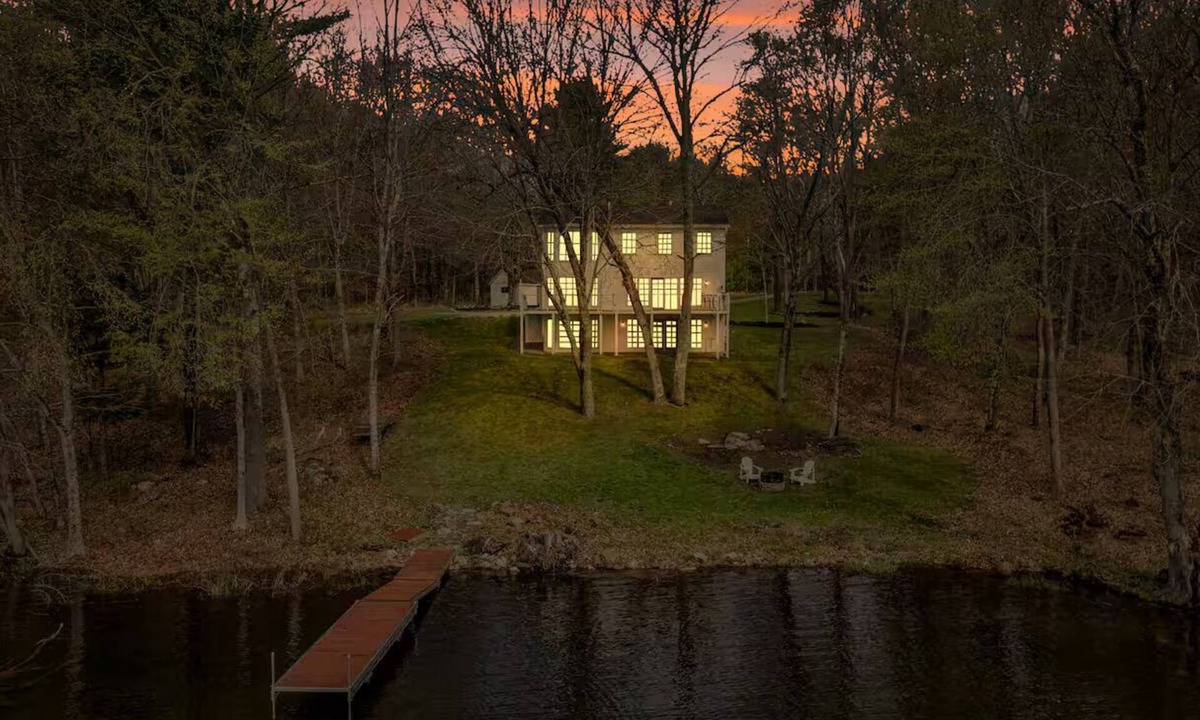 Monmouth House | A charming 5-bedroom lake house with AC in Monmouth on Cobbossee Lake.