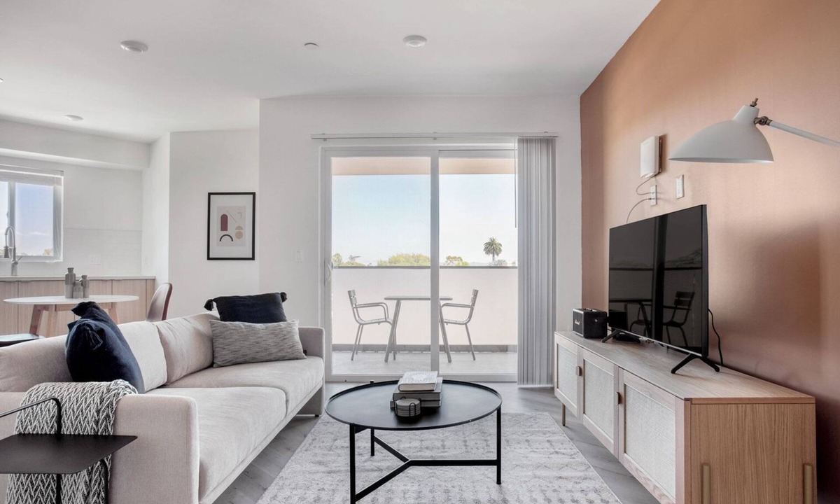 Mar Vista Apartment | Amazing West LA 1BR w/Gym & Rooftop, 15 min to Beach, by Blueground