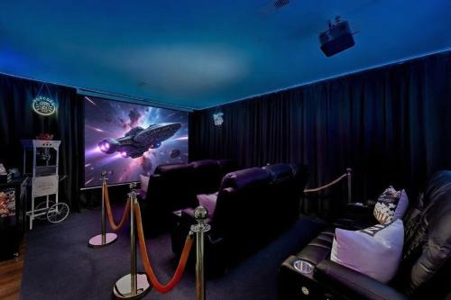 Chicago House | Arcade Theater Gym Office Sleeps 15