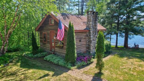 Bucksport House | Authentic Maine Log CabinLakefrontKayaksPets