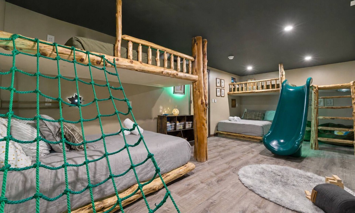 Briar Crest Woods Cabin | B.E.S.T GameRoom & Kids Bedroom! Hot Tub & FirePit