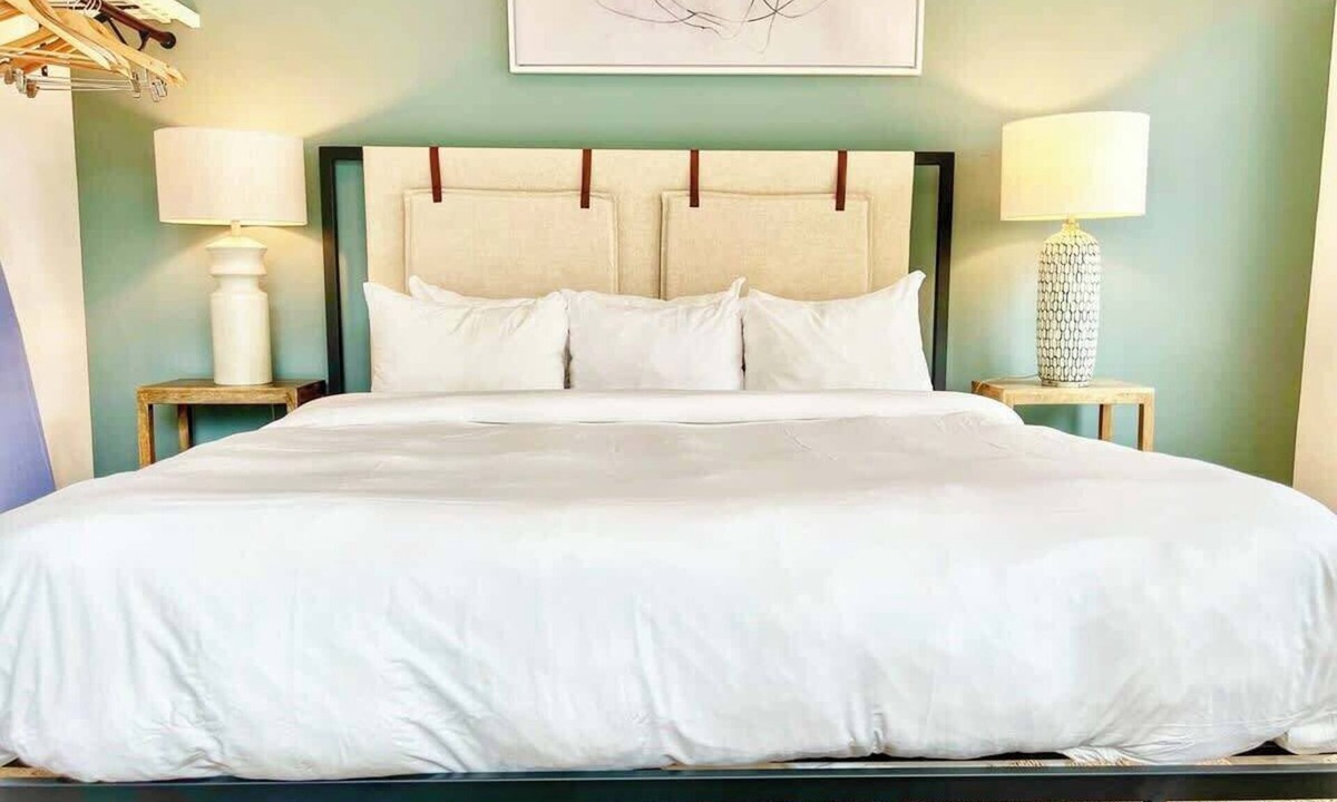 East Village Apartment | Bars, Eats & Nightlife | Central San Diego King Apt