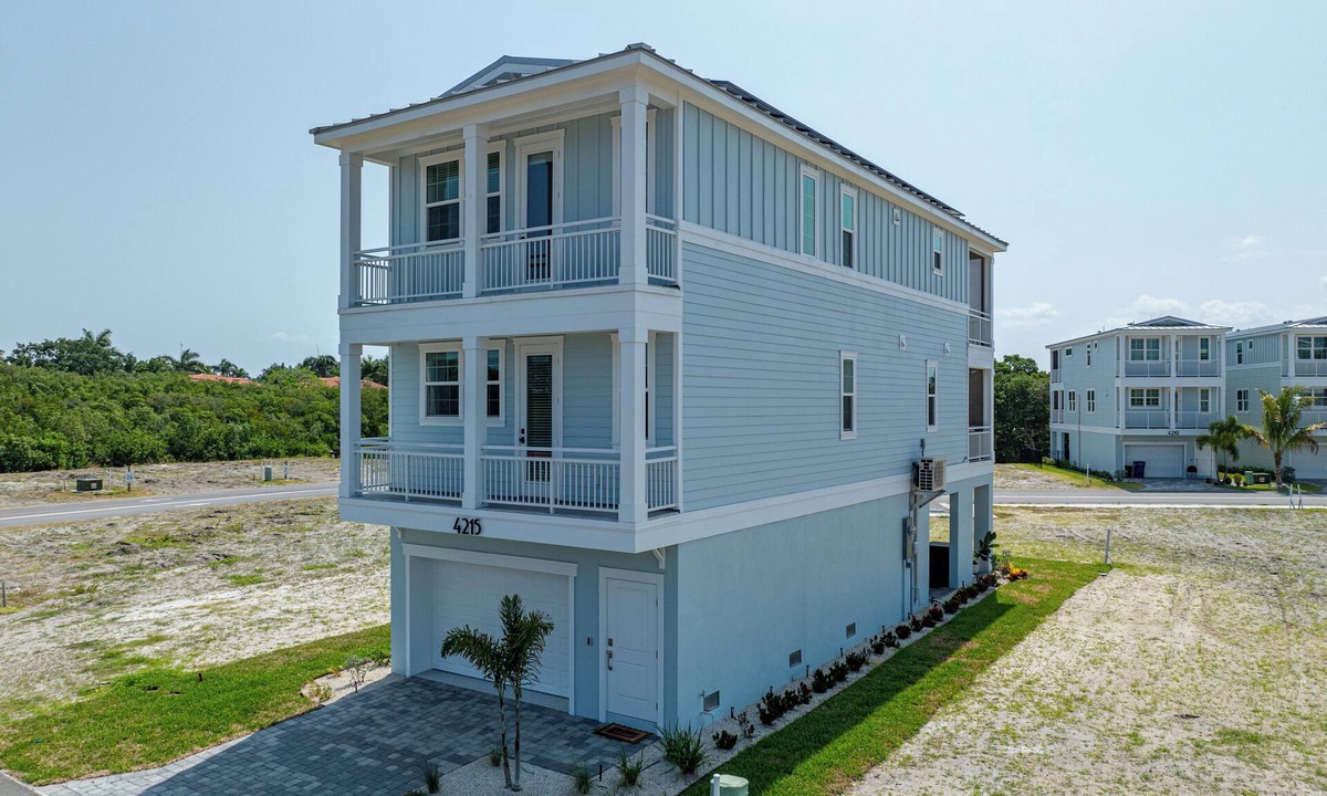Cortez House | Beach Retreat! Paddleboards, Bikes, & Beach Gear!