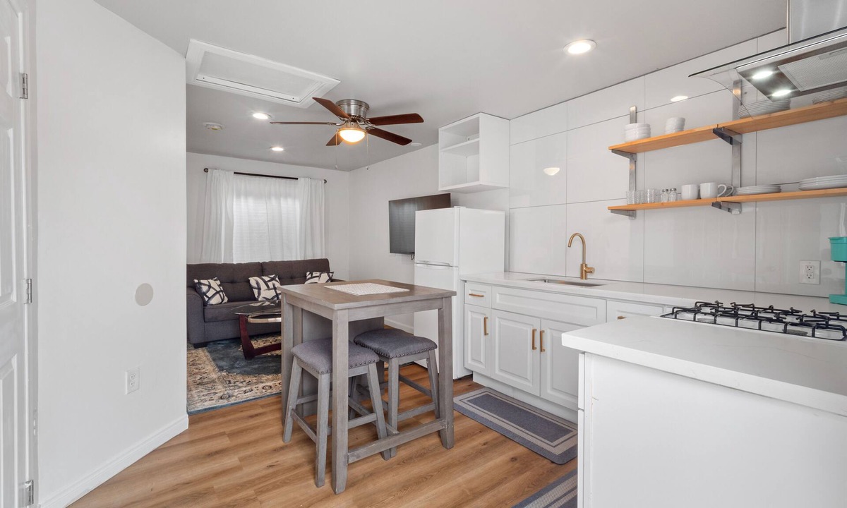 Mid City Apartment | Beautiful unit in Baldwin Hills