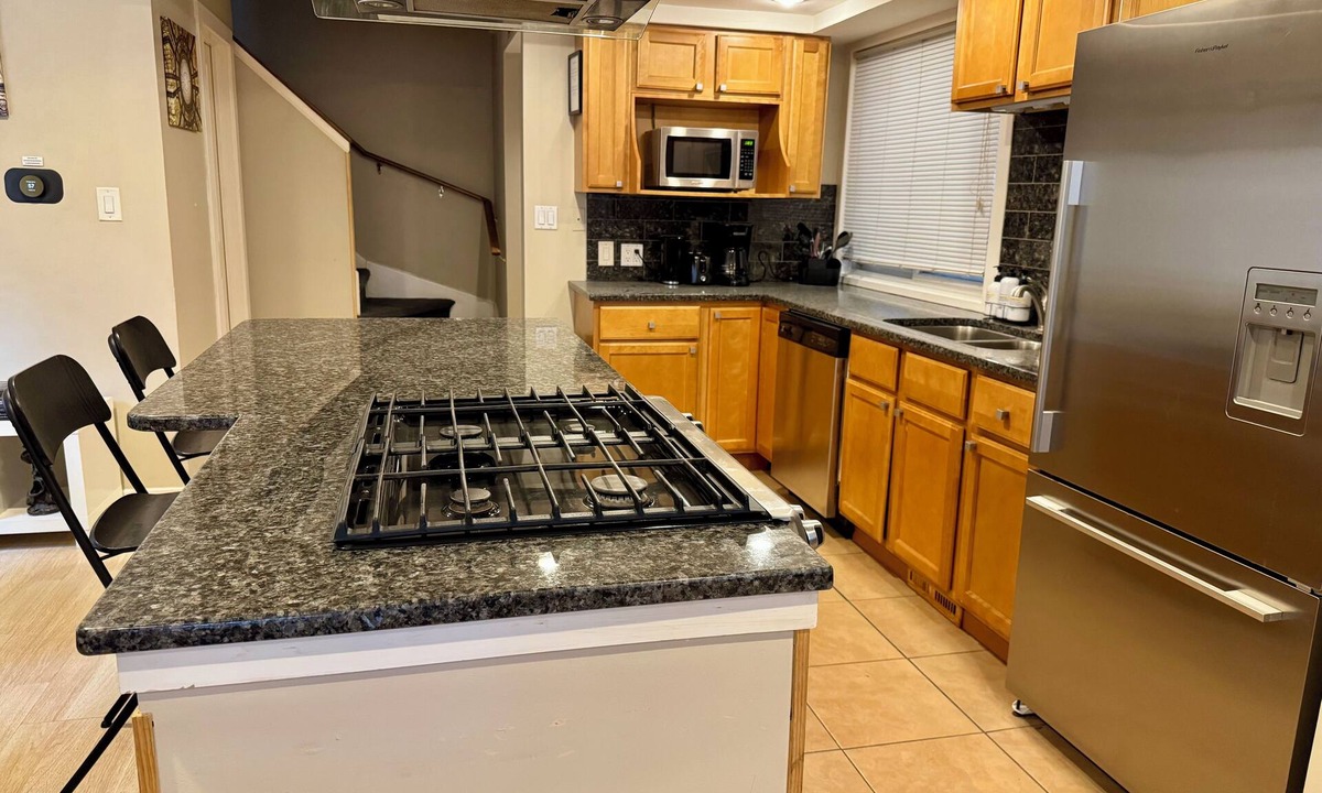 Near North Side House | Best Location/Designer themed/Patio/Queen beds/Parking