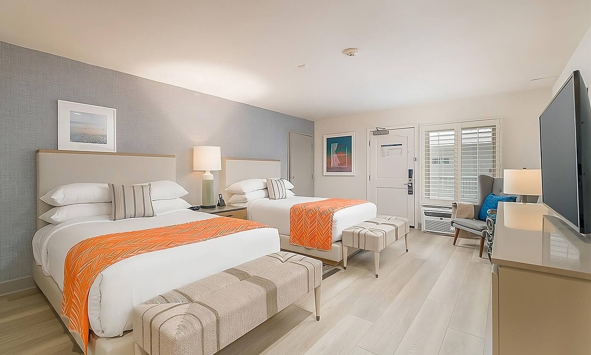 Carlsbad Village Hotel | Best Place to Stay in Carlsbad! Beachfront Property with Outdoor Pool
