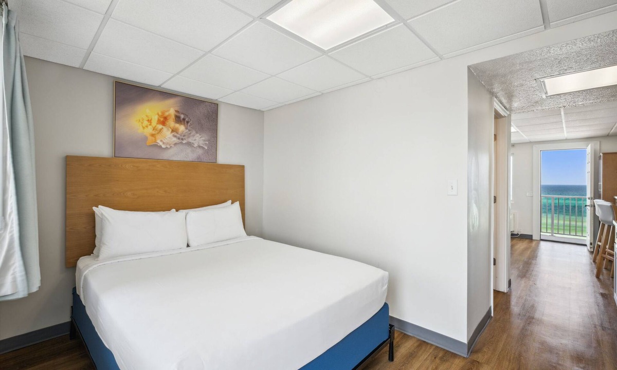 Fort Bay Hotel | Best Place to Unwind! 2 Comfortable Units, Kitchenette, Free Parking, Pool