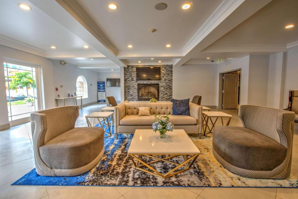 Burbank Hotel | Best Western Plus Media Center Inn & Suites