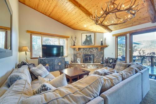 Castle Glen Estates House | Big Bear Lake Cabin w/Hot Tub & Gas Fire Pit!