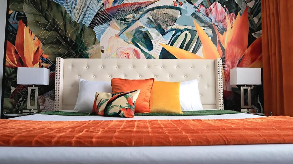 Highlands Apartment | Bird of Paradise l 1BD Lux King in NE Jax