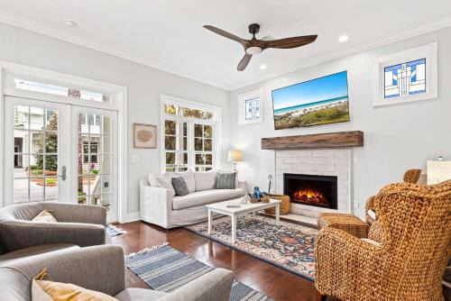 Lakeside at Blue Mountain Beach House | Blue Pearl Beach House - Walk to Beach Pools & More
