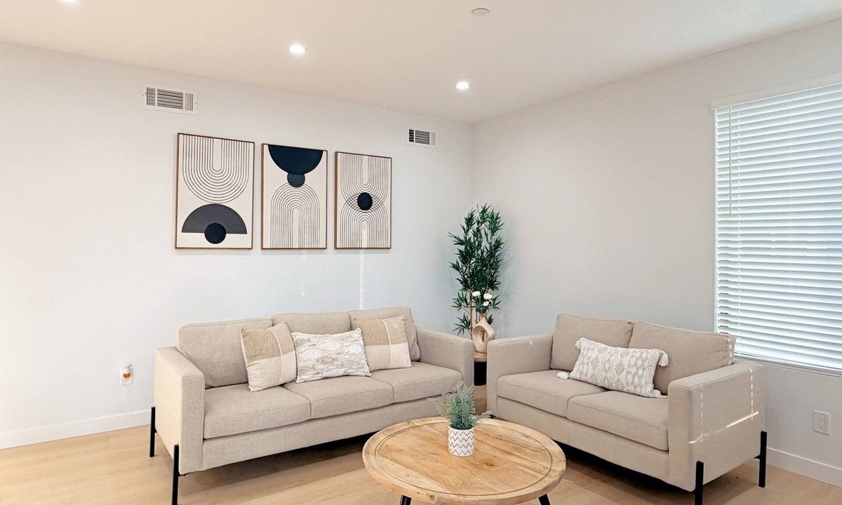 Mid Central House | Brand New 3BR Home Fast WiFi Parking Near Pasadena