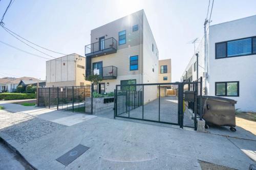Rampart Village House | BRAND NEW house 4BR 4BA in Los Angeles with Parking)