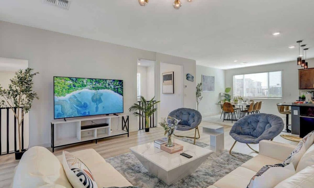 Spring Valley House | Brand New Modern & Luxe 5BR House Minutes to Strip