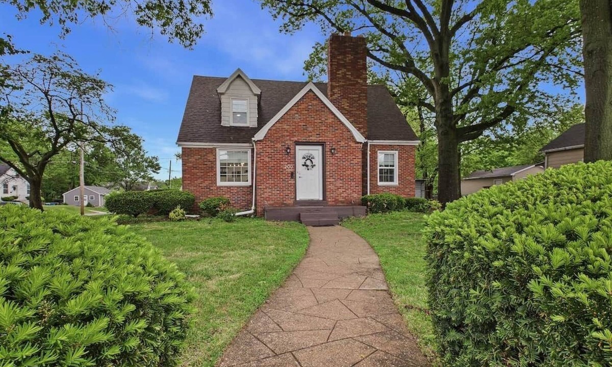 Edwardsville House | Brick B&B - 3Bed 2Full Bath! Downtown Edwardsville