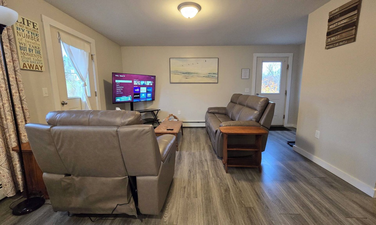 Thomaston House | Bright 2-Bedroom Apartment Near Downtown Thomaston