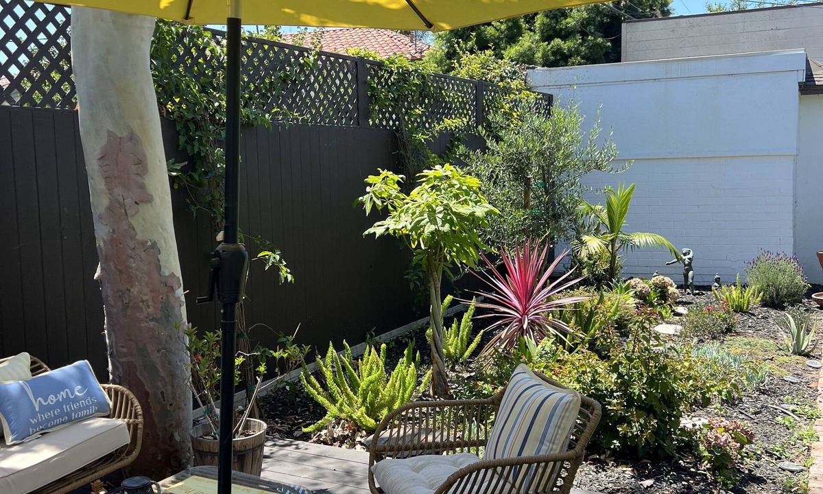 Westchester Apartment | Bright and Beautiful Studio Guest House with Patio