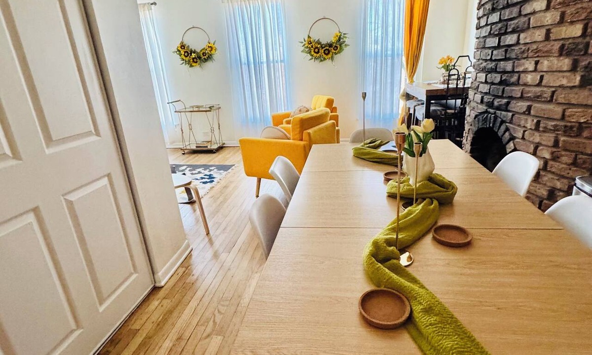 Sheffield and DePaul Apartment | Bright& Modern Gateway Near DePaul University FREE Parking