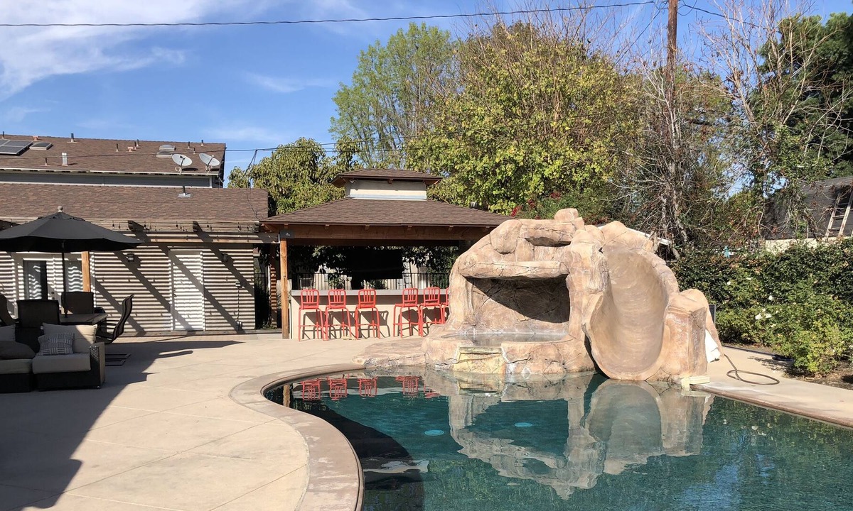 Northwest Anaheim House | Bull - Ekki nota