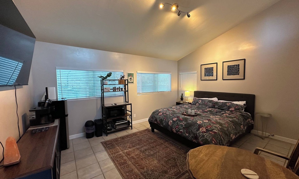 Country Club House | Cal King Bed with Natural Light and Private Patio! 4 minutes from freeway!