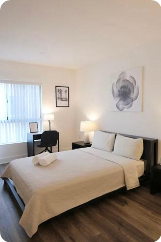 Hollywood House | Centrally Located Room
