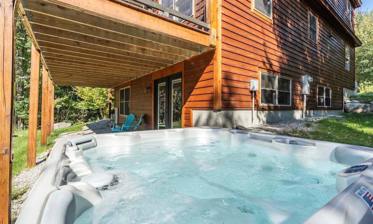Sunday River Area Ski Chalet | Chalet at The Peaks w/Hot Tub and Trail Views!