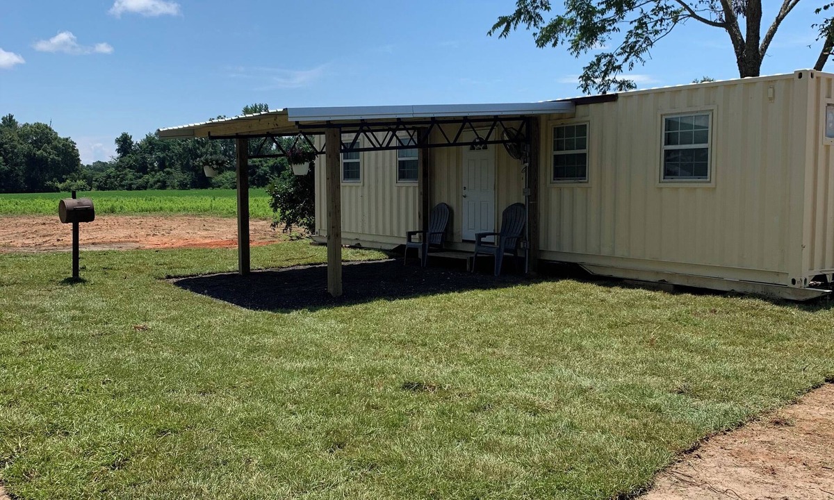 Brooklyn House | Charming 1-bedroom building in Jay with, AC, on 1 acres of land.